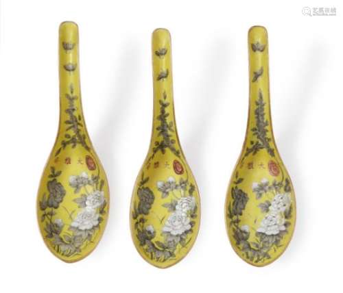 Three Chinese porcelain grisaille decorated yellow ground dayazhai spoons, Guangxu period, painted