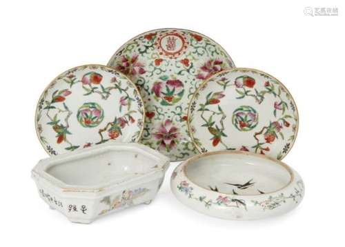 Five pieces of Chinese famille rose porcelain, 19th-early 20th century, comprising circular