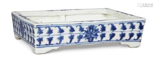 A Chinese porcelain rectangular jardinière, late 19th century, painted in underglaze blue with