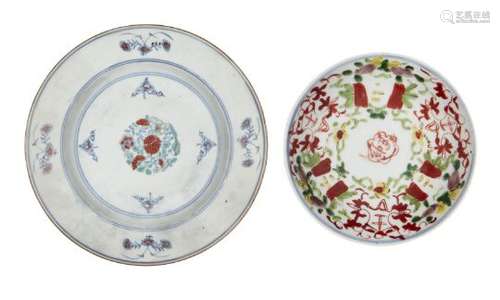 A Chinese export porcelain doucai plate, late 18th century, decorated with floral sprays, 22cm