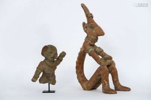 Lot van twee Precolumbiaanse sculpturen uit Mexico in aardewerk : * [...]