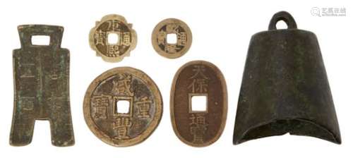 A Chinese bronze miniature bell, Tang dynasty, 7.5cm long, four Chinese coins, and a brass plaque (