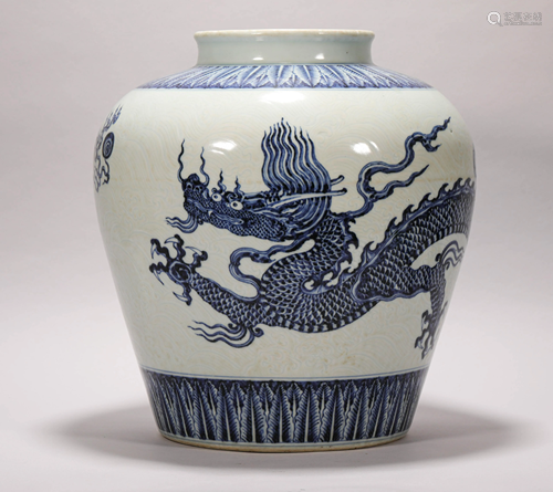 A CHINESE VINTAGE PORCELAIN JAR