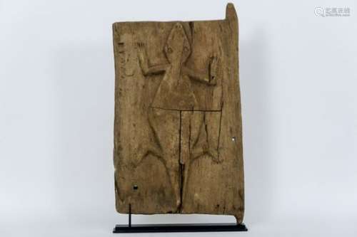 INDONESIË / TIMOR oud, klein en decoratief deurtje in hout met een gesculpteerde [...]