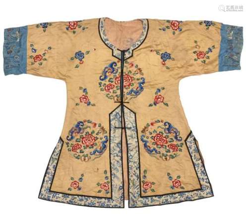 A Chinese silk embroidered jacket, late Qing dynasty, decorated with floral sprays and roundels on a