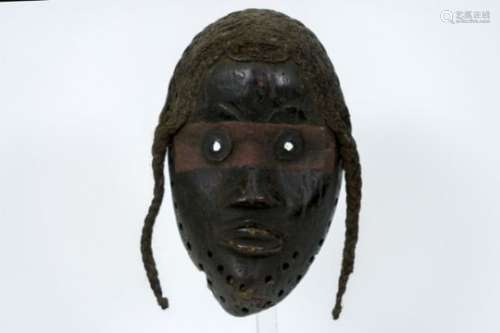 AFRIKA / IVOORKUST - 1° HELFT 20° EEUW masker van de Zakpei-Dan in hout met [...]