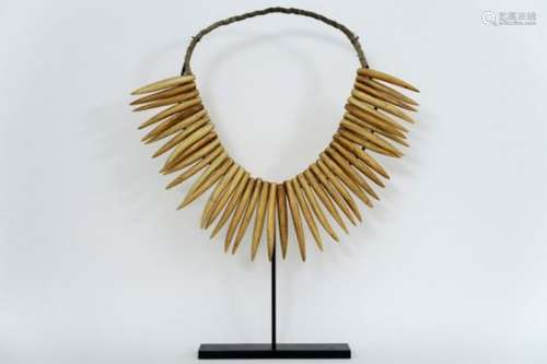 FIDJI-EILANDEN collier in touw en been - - necklace in rope and bone from the [...]