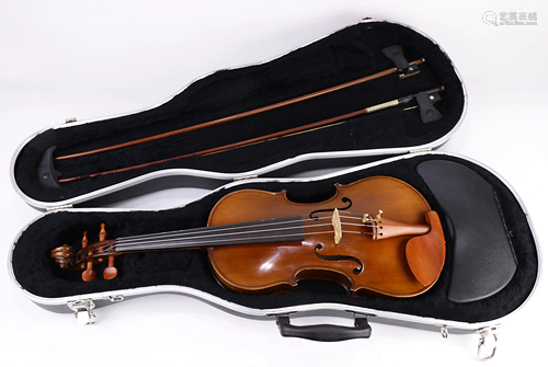 French violin bears Joseph Guarnerius Fecit