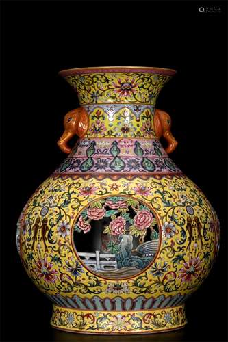 A Chinese Enamel Glazed Porcelain Vase