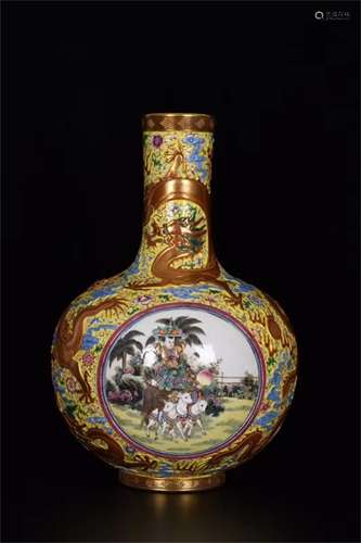 A Chinese Enamel Glazed Porcelain Vase