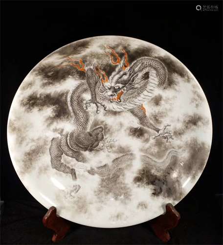 A Chinese Mo-Cai Glazed Porcelain Plate