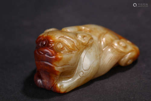 A CHINESE CARVED HETIAN JADE PIXIU ORNAMENT