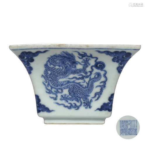 A CHINESE BLUE AND WHITE DRAGON PATTERN PORCELAIN SQUARE CUP