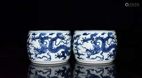 A PAIR OF CHINESE BLUE AND WHITE DRAGON PATTERN PORCELAIN CRICKET JAR