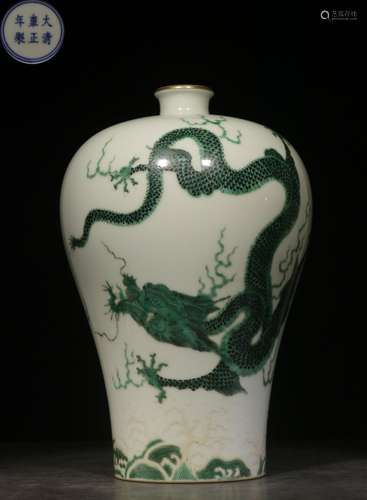 FAMILLE VERTE 'DRAGON' VASE, MEIPING