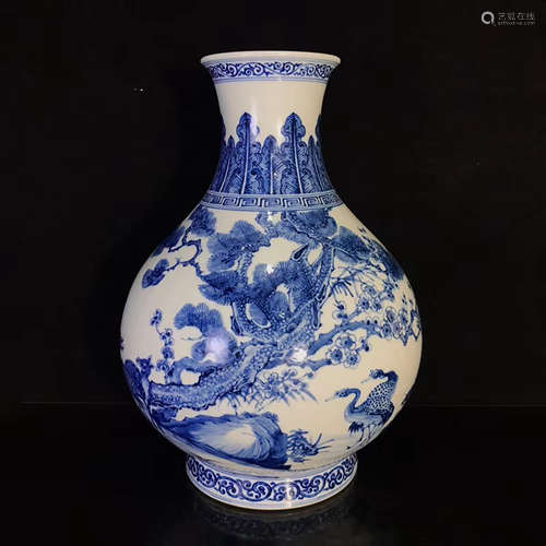 A CHINESE BLUE AND WHITE FLORAL PORCELAIN VASE