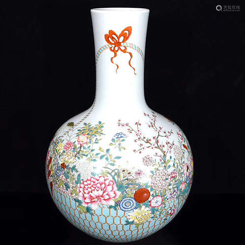 A CHINESE FAMILLE ROSE PORCELAIN BALL SHAPED VASE