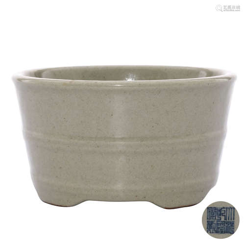 A CHINESE PEA GREEN GLAZED PORCELAIN 4 LEGGED POT