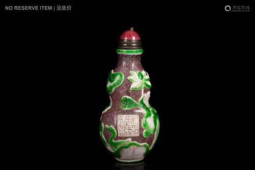 A GREEN AND WHITE OVERLAY 'LOTUS' DOUBLE GOURD SNUFF BOTTLE