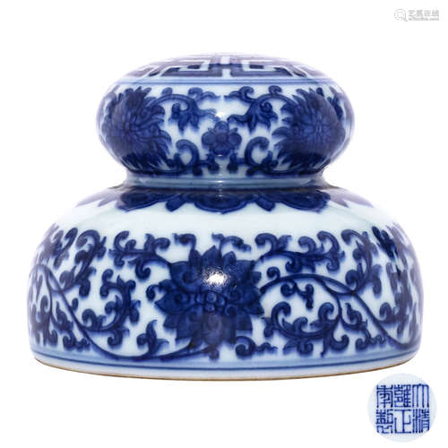 A CHINESE BLUE AND WHITE FLORAL PORCELAIN PAPER WEIGHT