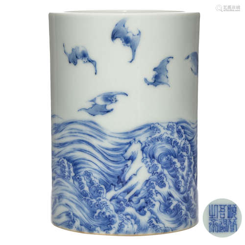 A CHINESE BLUE AND WHITE FLORAL PORCELAIN BRUSH POT