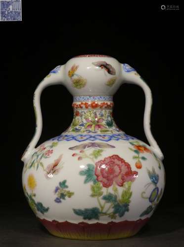 FAMILLE ROSE 'FLOWERS AND BUTTERFLIES' GARLIC HEAD VASE WITH HANDLES