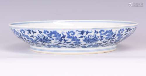 BLUE AND WHITE 'FLOWERS AND VINES' DISH