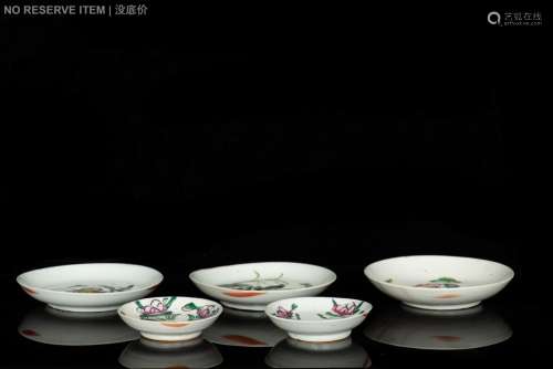 GROUP OF FIVE FAMILLE ROSE DISHES