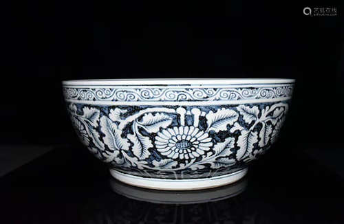 A CHINESE BLUE AND WHITE FLORAL PORCELAIN BOWL