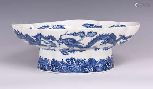 BLUE AND WHITE 'DRAGONS' LOBED STEM BOWL