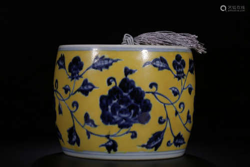 BLUE AND WHITE YELLOW GROUND 'FLOWERS' JAR WITH COVER