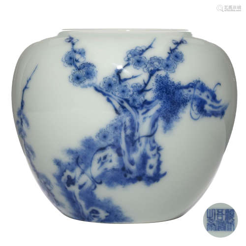 A CHINESE BLUE AND WHITE FLORAL PORCELAIN WATER POT