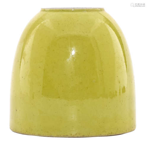 A CHINESE YELLOW GLAZED PORCELAIN WATER POT