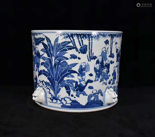 A CHINESE BLUE AND WHITE FLORAL PORCELAIN INCENSE BURNER