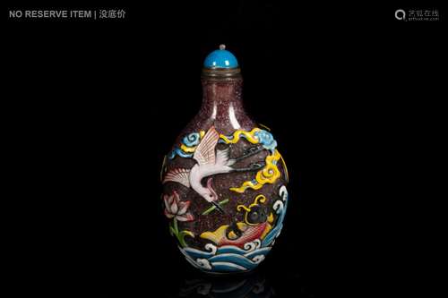 A CARVED 'FISH AND BIRD' GLASS SNUFF BOTTLE