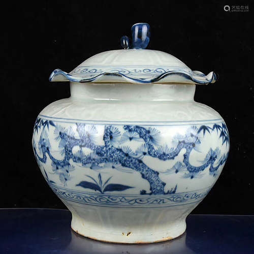 A CHINESE BLUE AND WHITE FLORAL PORCELAIN BOWLS WITH COVER