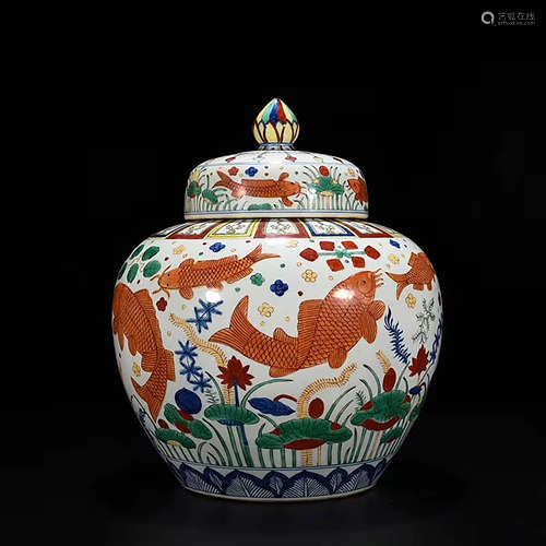 A CHINESE BLUE AND WHITE FLORAL PORCELAIN JAR WITH COVER