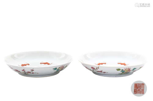 A CHINESE FAMILLE ROSE FLORAL PORCELAIN PLATE