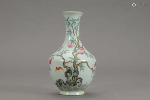 A CHINESE FAMILLE ROSE PORCELAIN VASE