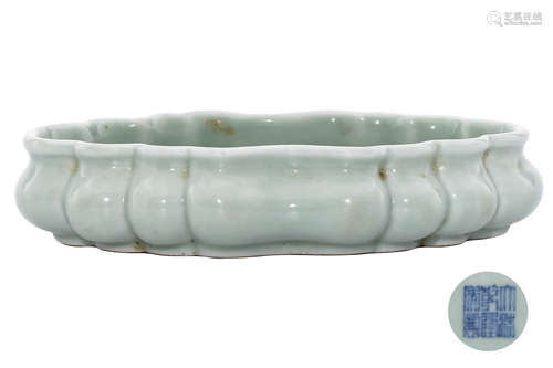 A CHINESE PEA GREEN GLAZED PORCELAIN WSHER