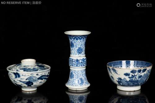 GROUP OF THREE BLUE AND WHITE PORCELAIN