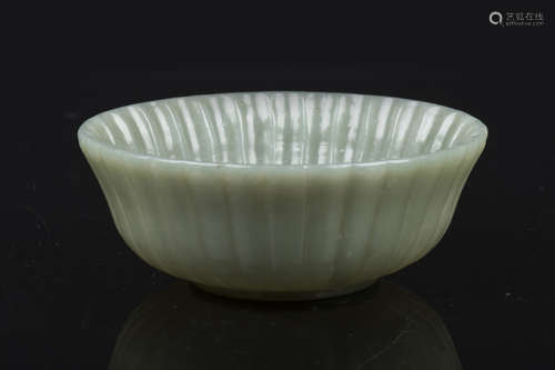 19TH CENTURY ROUND JADE BOWL