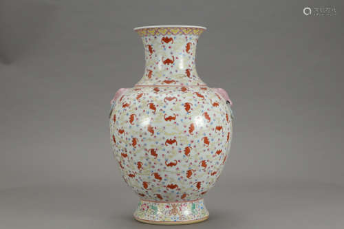 A CHINESE FAMILLE ROSE PORCELAIN VASE