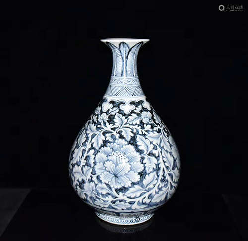 A CHINESE BLUE AND WHITE FLORAL PORCELAIN VASE