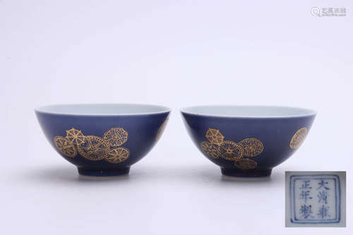 A PAIR OF CHINESE ALTAR BLUE GLAZED GILD FLORAL PORCELAIN CUP