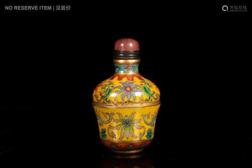 A YELLOW GROUND 'FLOWER' SNUFF BOTTLE