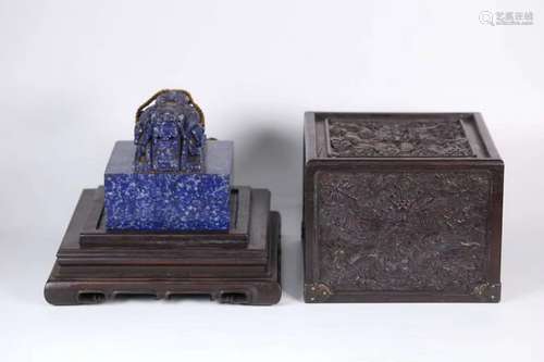 A RARE AND FINELY CARVED LAPIS LAZULI 'DOUBLE-DRAGON'