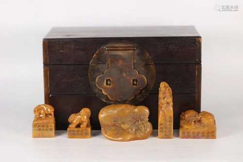 A GROUP OF FIVE CARVED TIANHUANG SEALS IN ZITAN BOX