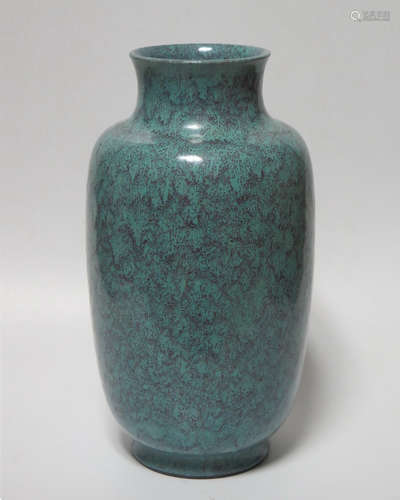 ROBBIN'S EGG BLUE-GLAZED PORCELAIN LANTER VASE,