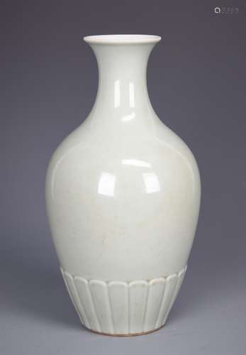 FINE WINTERGREEN-GLAZED 'CHRYSANTHEMUM' VASE